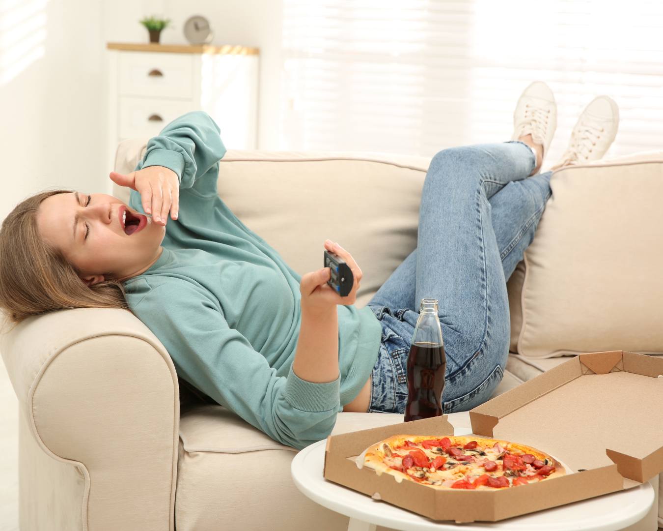 Mulher comendo pizza
